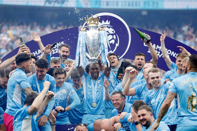 53岁齐达内夜游上海，与大妈踢毽子几分钟融入氛围，展现顶级球商