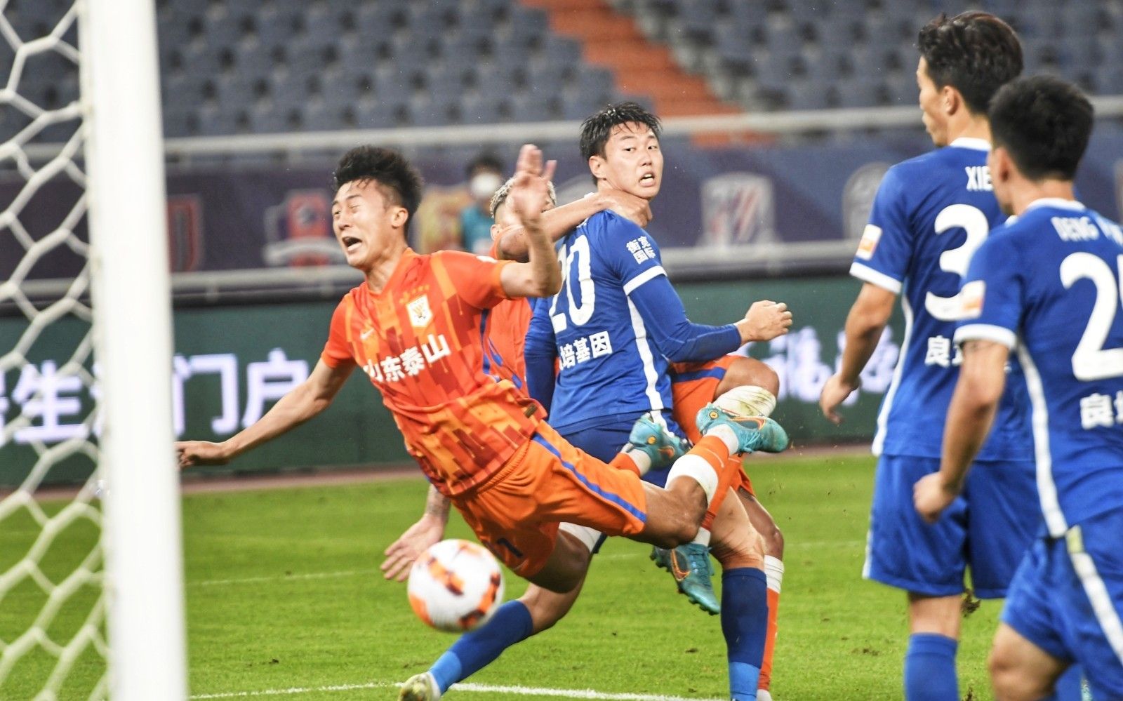 疯狂的足球：米兰门神迈尼昂的盘带合集（绿茵狂潮：米兰门神迈尼昂炫技盘带集锦）