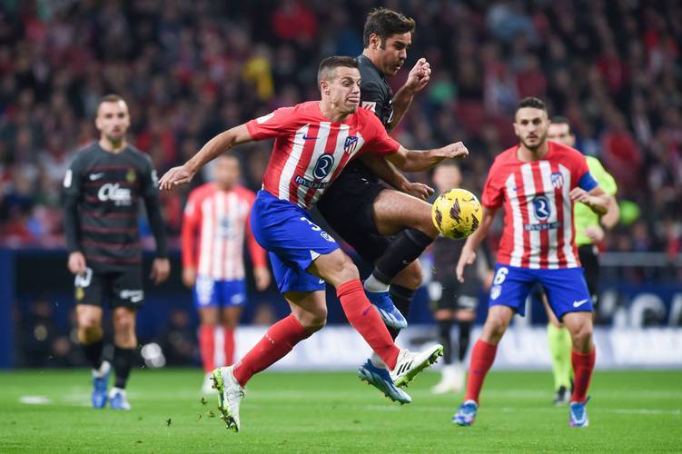 天空体育：曼联不愿轻易出售梅努，除非收到极具吸引力的报价（天空体育：除非有极具诱惑力的报价，曼联无意出售梅努）