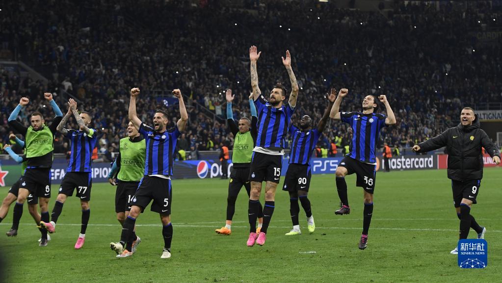 罗马诺：曼城签约18岁中卫朱马巴赫 转租给朗斯（罗马诺：曼城签下18岁中卫朱马巴赫，随后租借至朗斯）