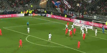 打破小贝纪录，布鲁日前锋福布斯是欧冠对巴萨传射最年轻球员