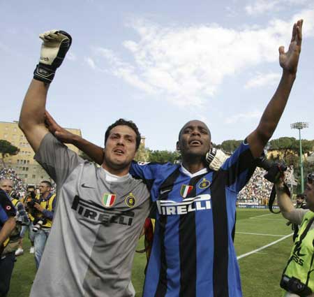 欧冠进球榜更新：莱万连续破门,（欧冠射手榜刷新：莱万连场建功）