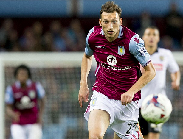 致敬，王刚庆祝足协杯冠军时背后写着：献给我们的主帅塞蒂恩