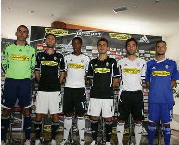 足球法甲豪门官宣续约核心前锋，合同长达五年（法甲豪门宣布与主力前锋完成续约，合同期五年）