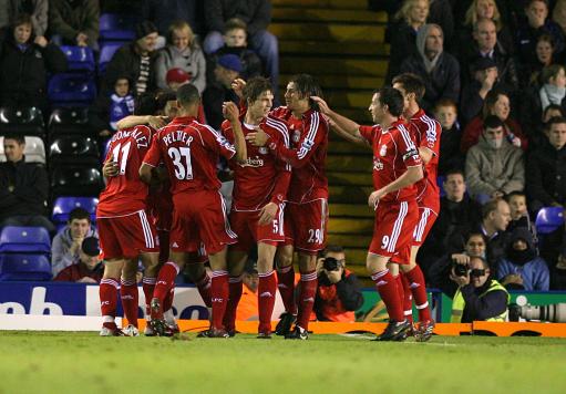 拦都拦不住！对手疑肘击队友，梅西出头“教育”阿根廷老乡