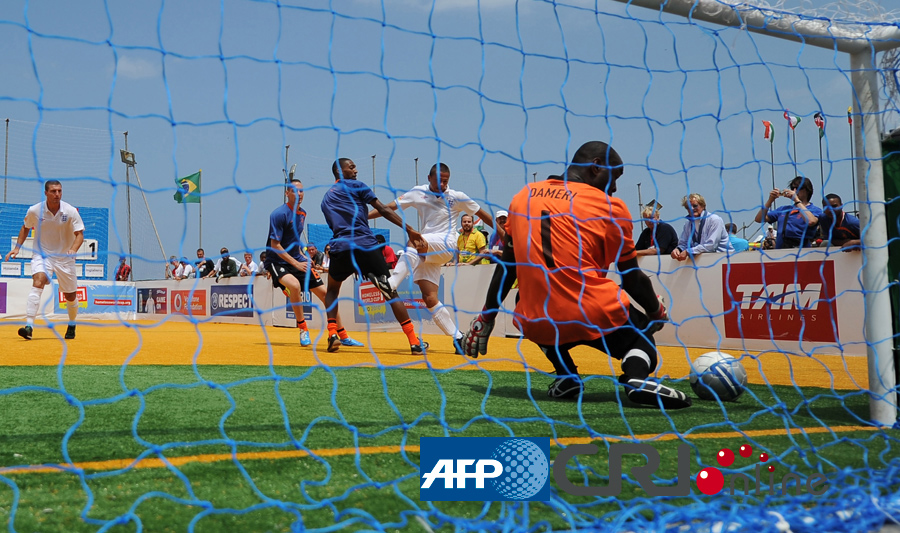 罗马诺：曼城签约18岁中卫朱马巴赫 转租给朗斯（罗马诺：曼城签下18岁中卫朱马巴赫，随后租借至朗斯）