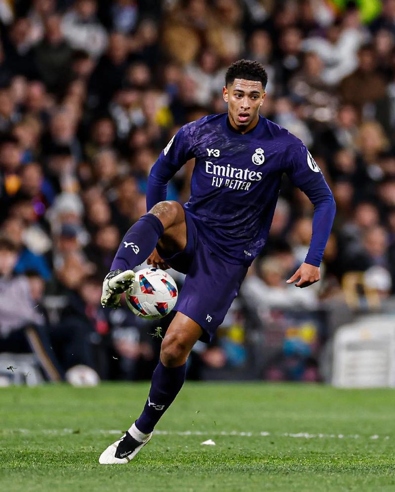 超越老穆勒！凯恩成为德甲历史上最快达成十次帽子戏法的球员（凯恩破老穆勒纪录，成德甲最快达成10次帽子戏法者）