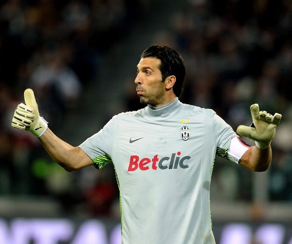 奥莱报：迪马利亚壁画遭到涂污，青训教练指责罗萨里奥球迷