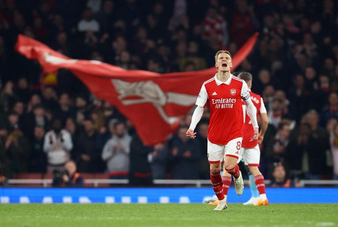 门将助攻前锋！离谱名场面